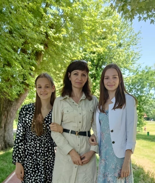 Лариса Іванова з донечками у Луцьку