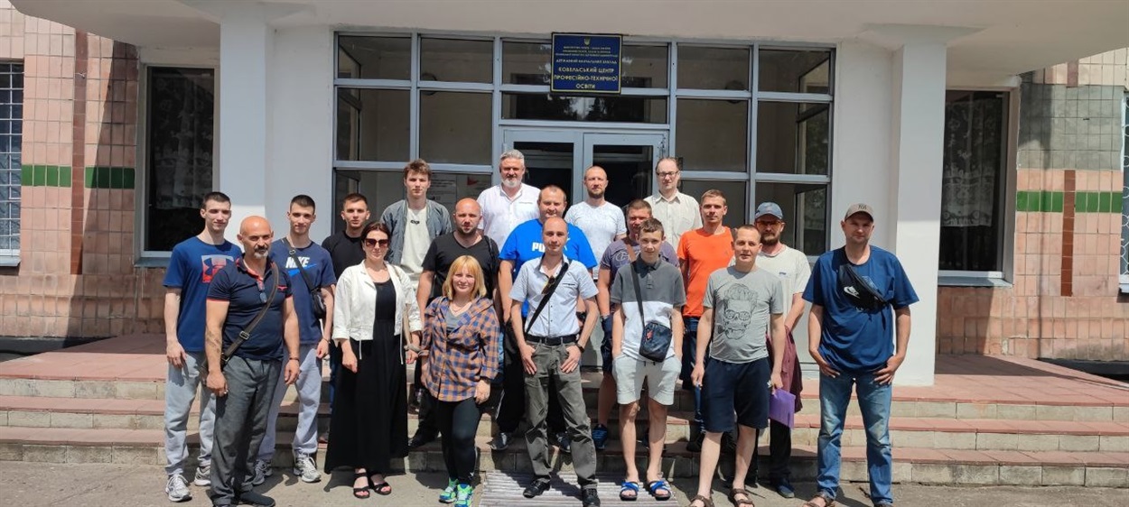 Студенти, які закінчили курси автомеханіків для ВПО у Ковелі