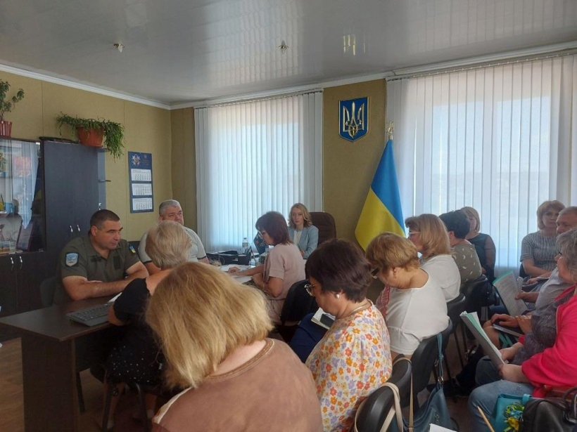 Начальник Комарської військової адміністрації  Олександр Куропятник разом з головою Волноваської РВА Юрієм Бакаєвим під час засідання