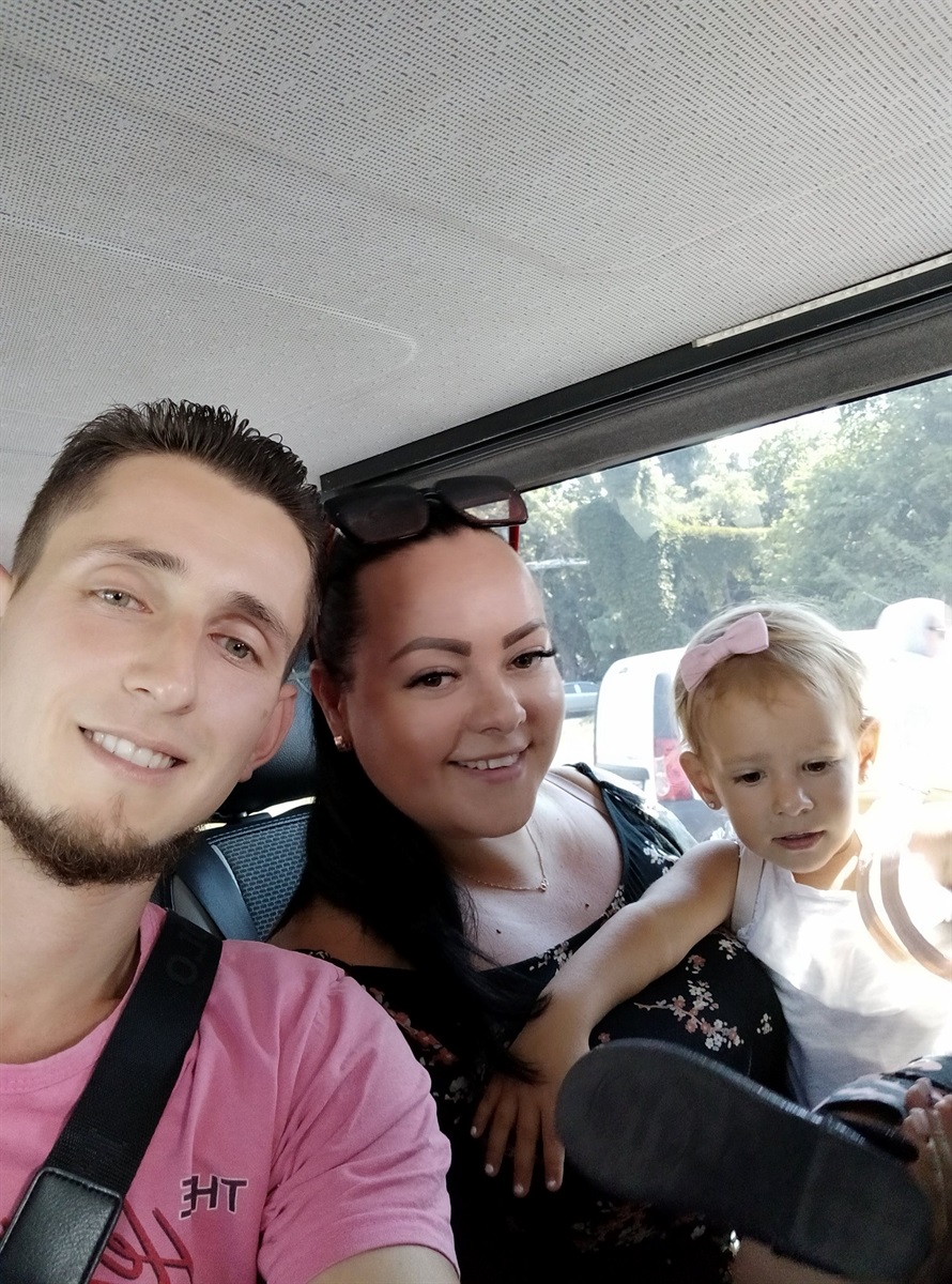 Ілюстративне фото. Денис з родиною у машині. Квітень 2022