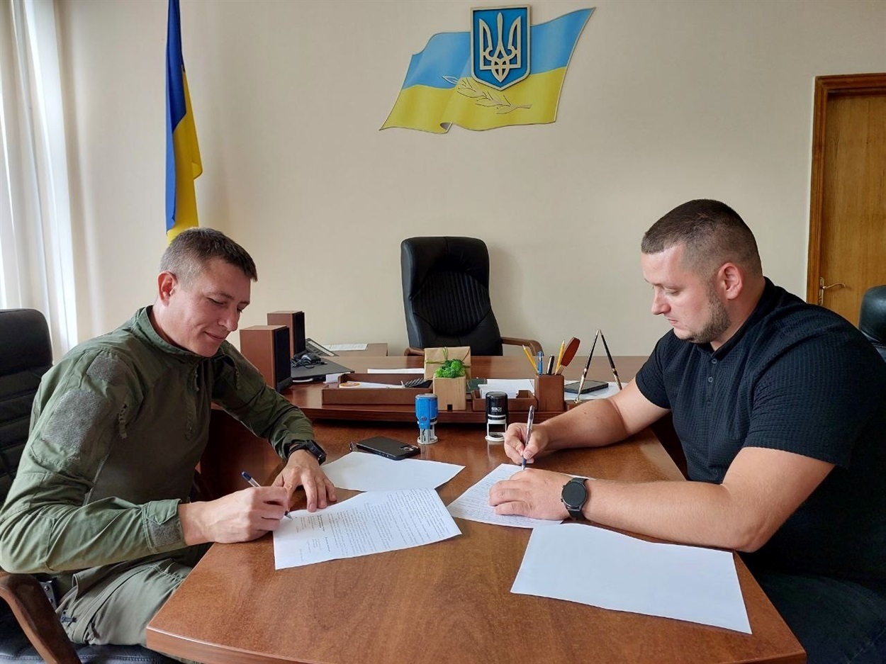 Начальник Великоновосілківської селищної військової адміністрації Сергій Ященко та секретар Жмеринської міської ради Вадим Кожуховський підписують меморандум про співпрацю