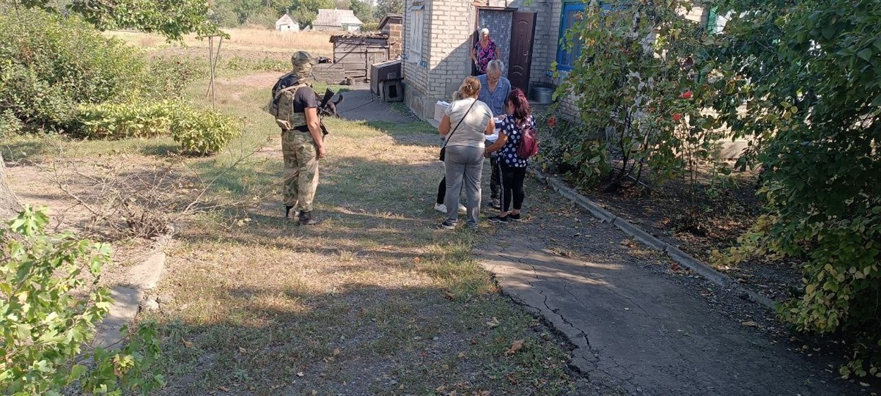 Окупант з автоматом слідкує за голосуванням в окупованій частині Волноваського району
