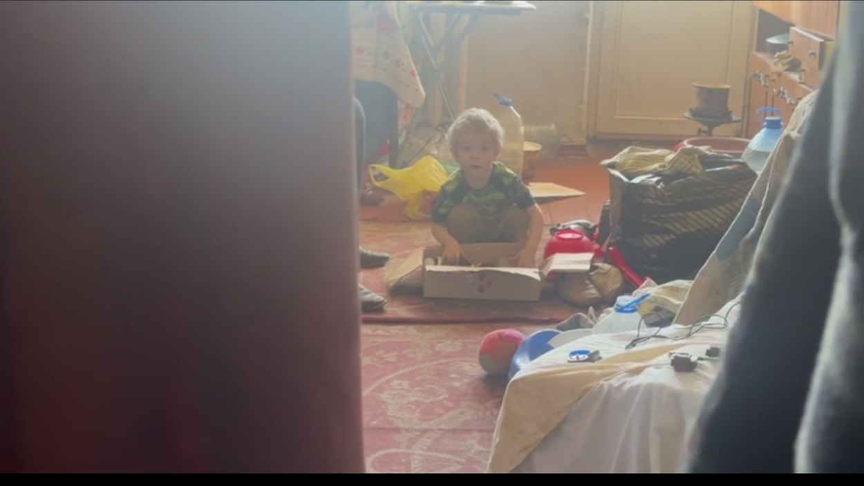 Маленька дитина живе під обстрілами у Володимирівці
