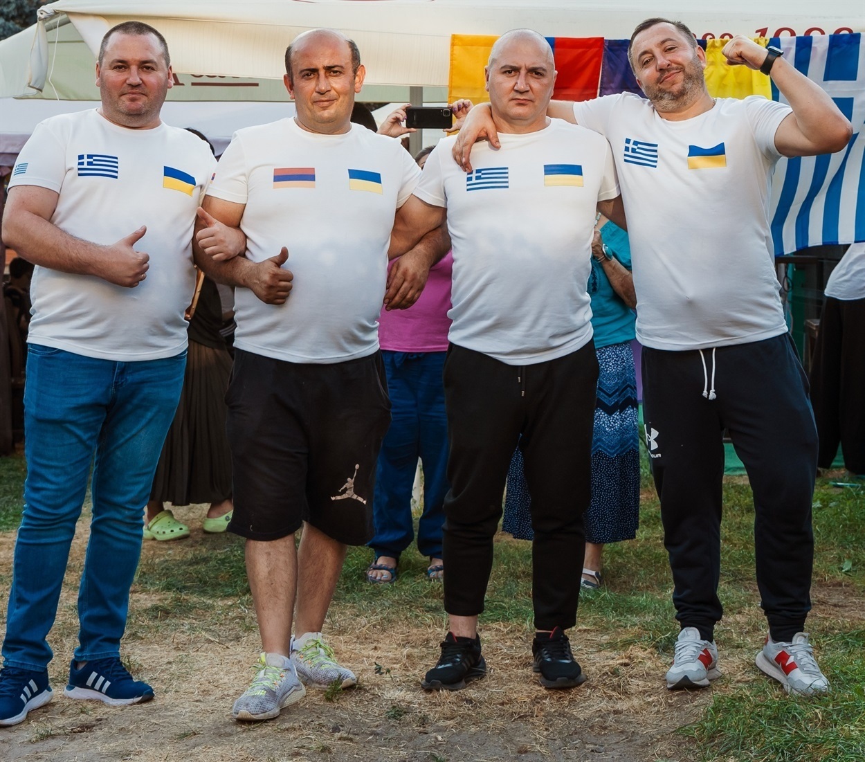 Господарі кафе, в якому святкували Панаїр мешканці Волноваського району  у Києві: Спартак - другий зліва, Дмитро - перший справа