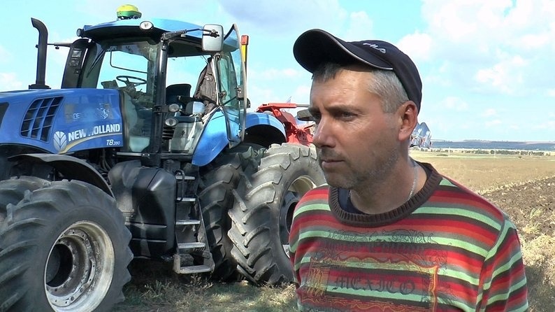 Механізатор Володимир з Великоновосілківської громади