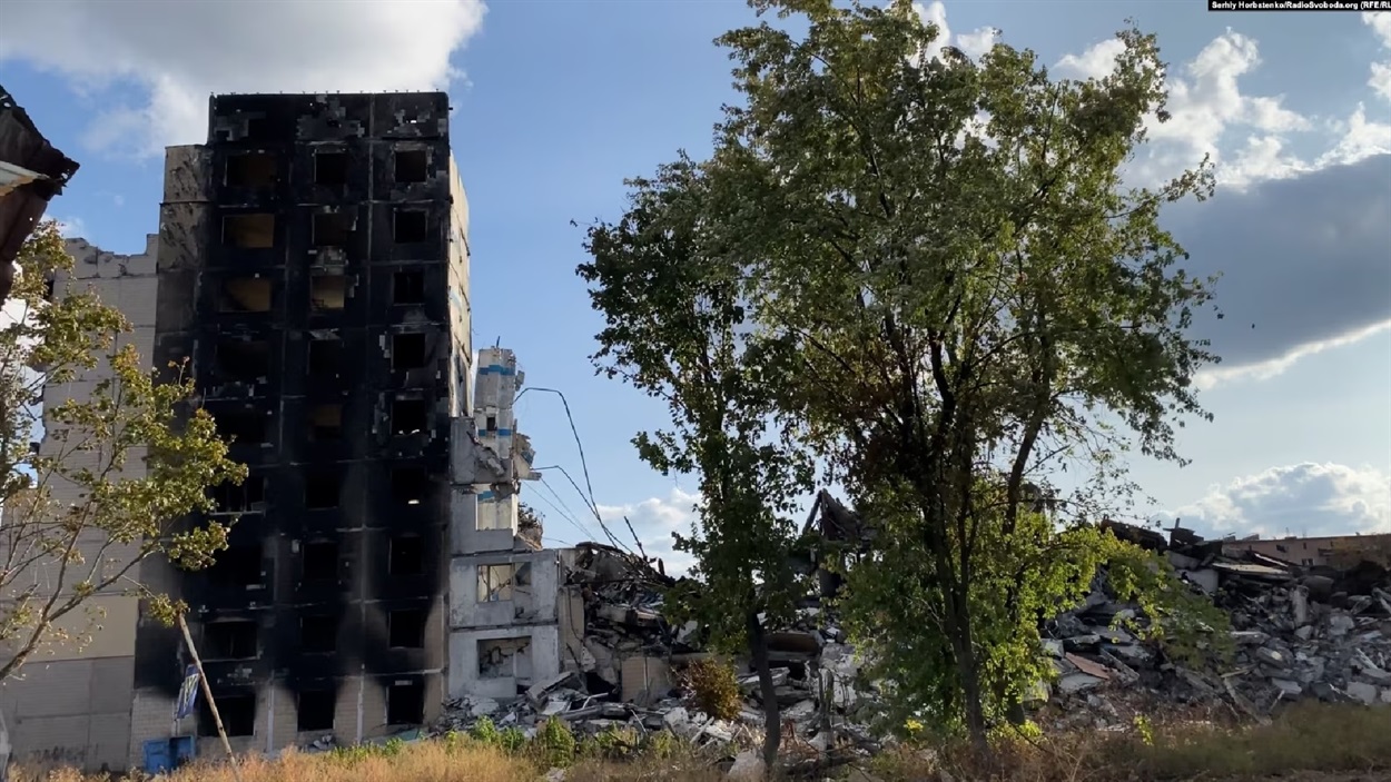 За словами місцевих під цією багатоповерхівкою поховано 5 людей