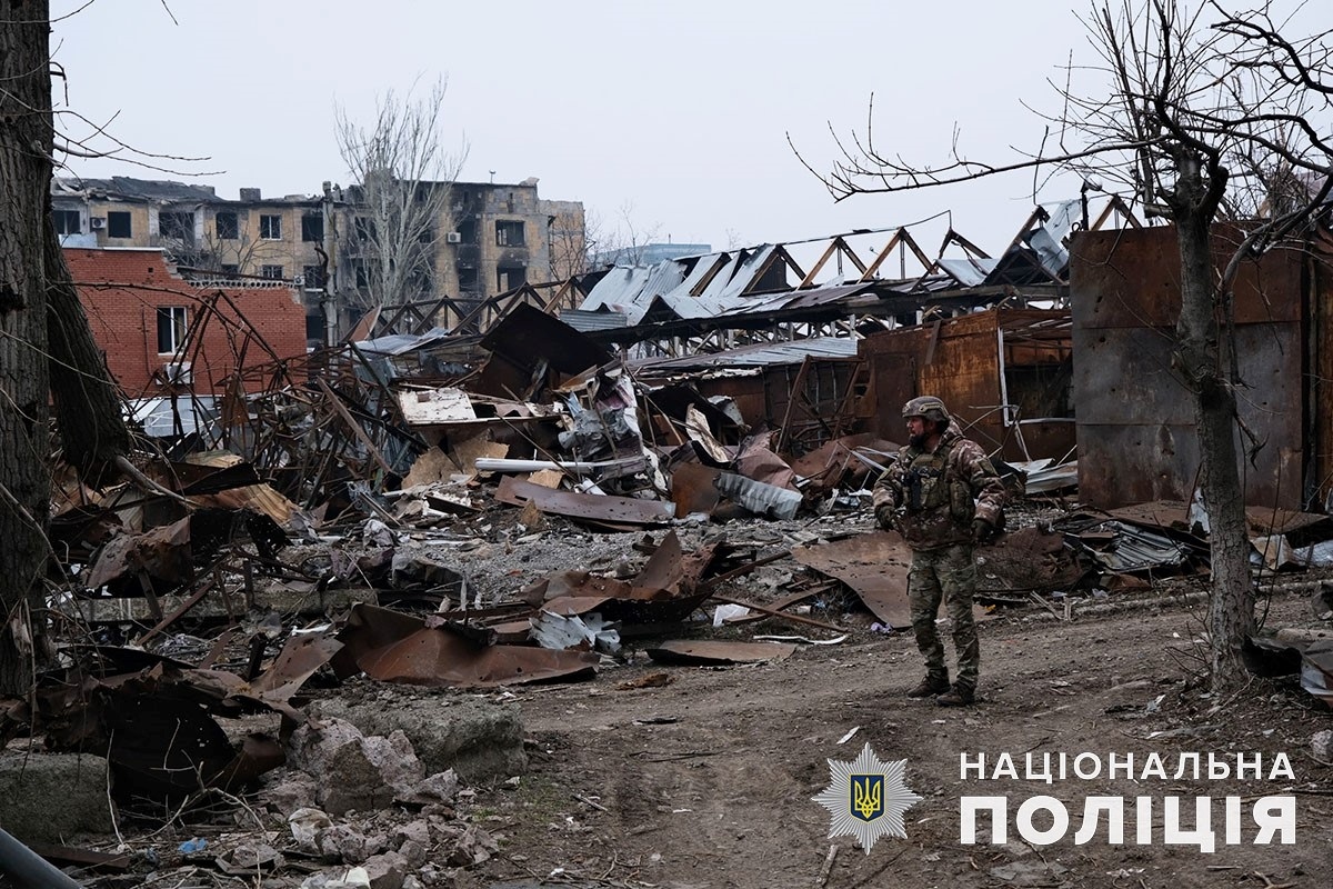 Начальник поліції Волновахи Андрій Друмов на тлі руїн у Вугледарі