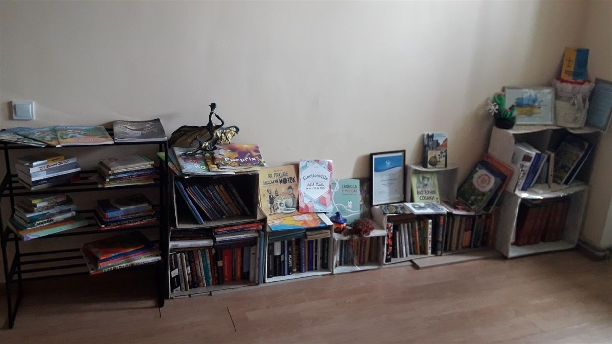Поки її бібліотека окупована, бібліотекарка Любов Полєва збирає книжки для відновлення роботи після Перемоги