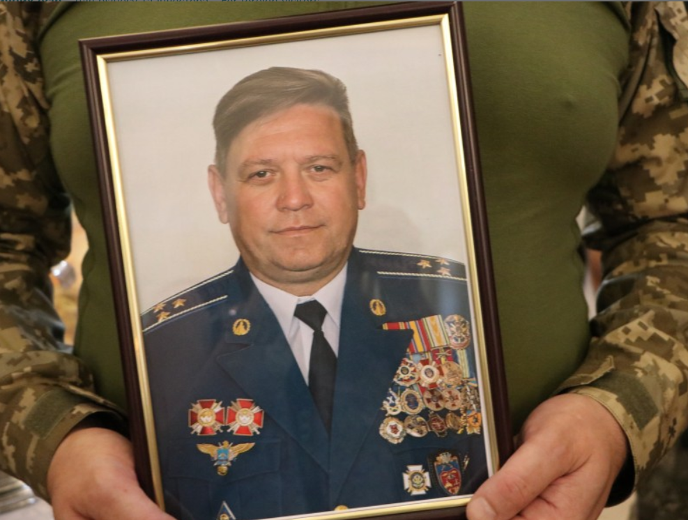 Портрет Сергія Пожидаєва в руках військовослужбовця 