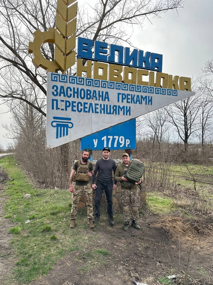 Олександр Христофоров привіз гуманітарну допомогу для українських військових. Фото на тлі стели "Велика Новосілка"
