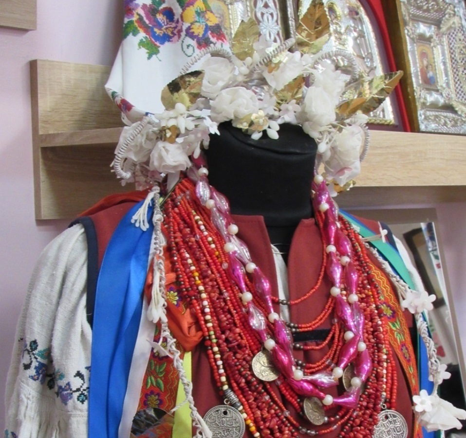 Традиційне вбрання нареченої з Волноваського району. Фото зроблене в музеї фольклористичного гурту "Заграйярочка"