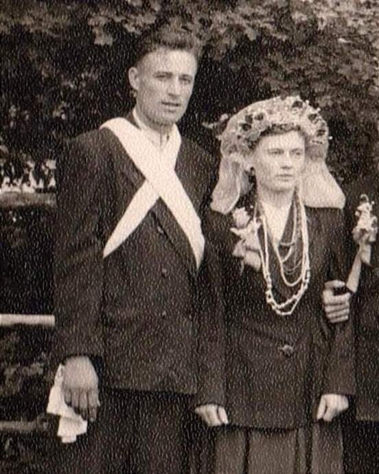 Коралі, дукати, гердани. Які традиційні прикраси носили жінки Донеччини у ХІХ-ХХ століттях — фото