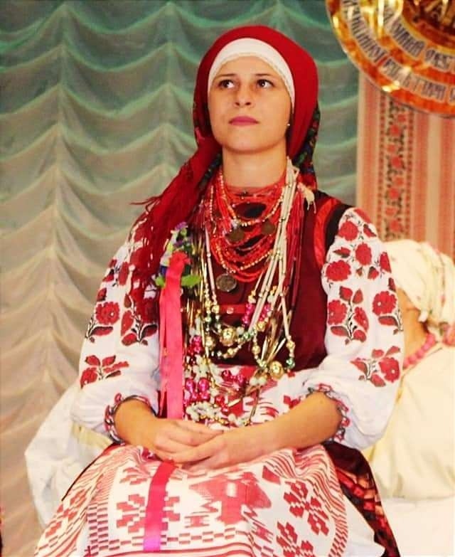 Донька пані Ірини — Любов Крюченко демонструє оригінальне намисто з музейної колекції села Валер'янівка. Намисто представлялося на фестивалі фольклору і традиційної культури Донеччини "Світовид" у Волновасі у 2019 році