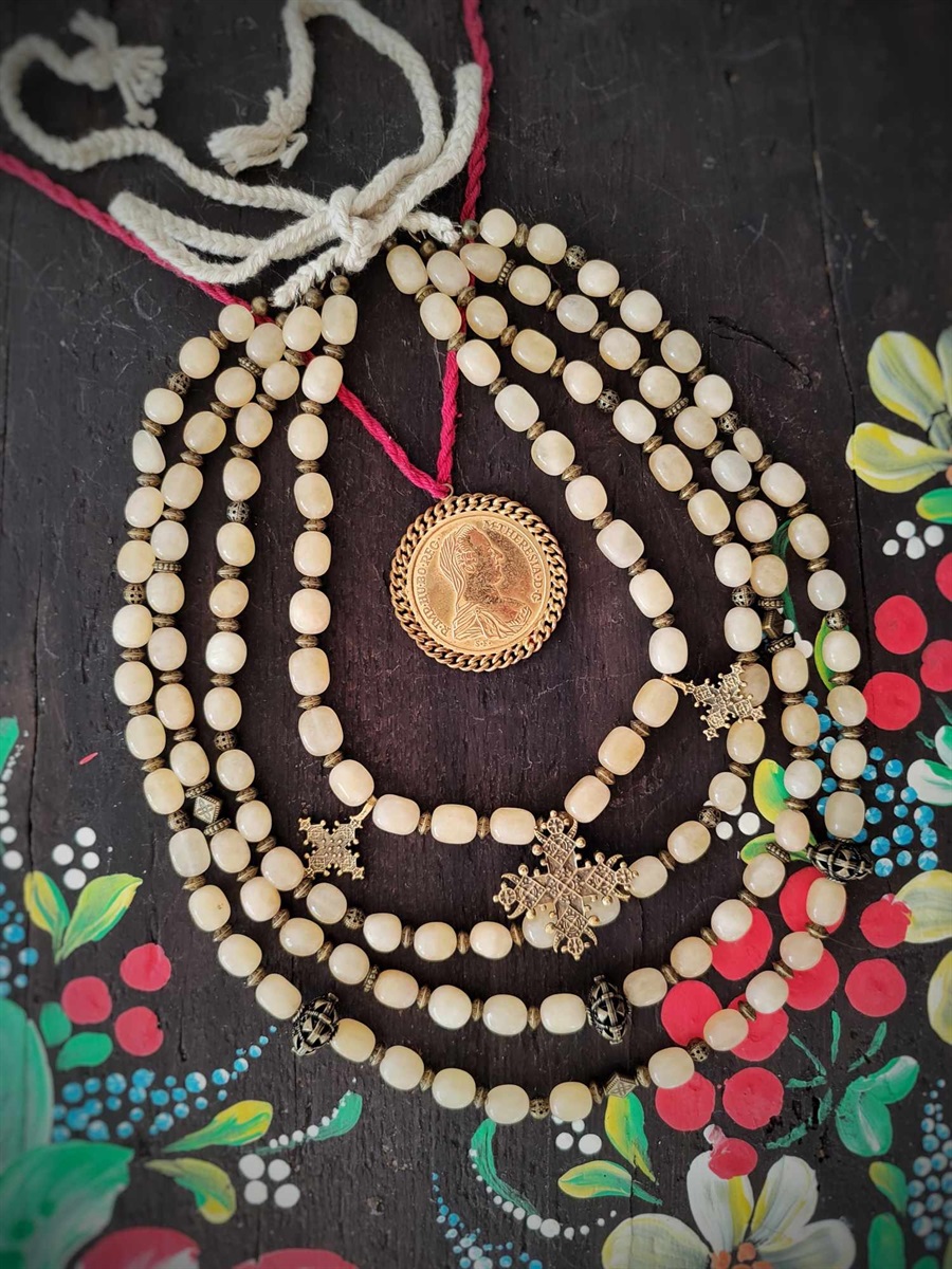 Намисто імітація баламутів, мідні зґарди та дукач з позолотою