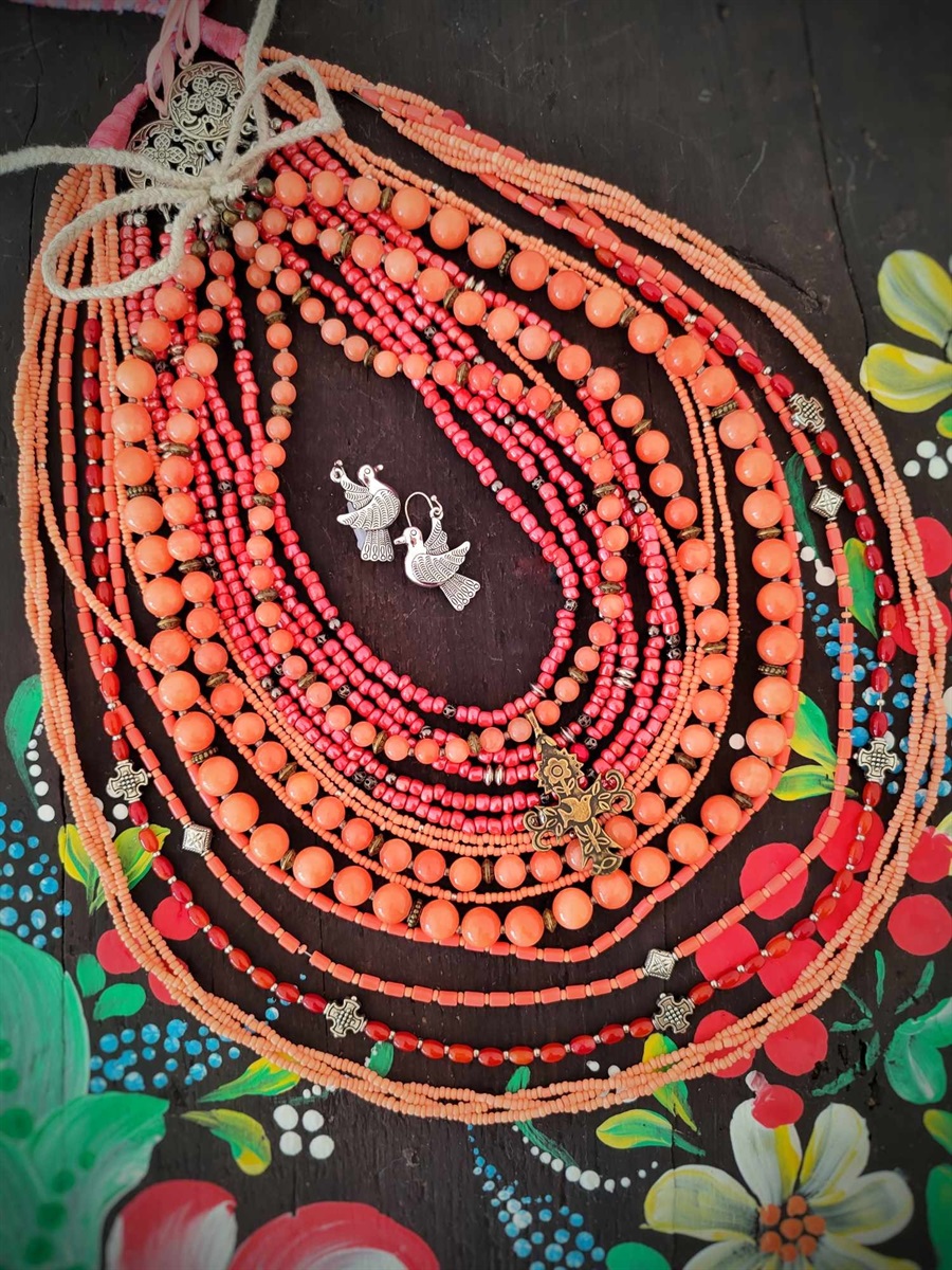 Бісерне намисто з імітацією дрібного каралу, імітацією бурштину, мідний хрест та сережки "голубки"