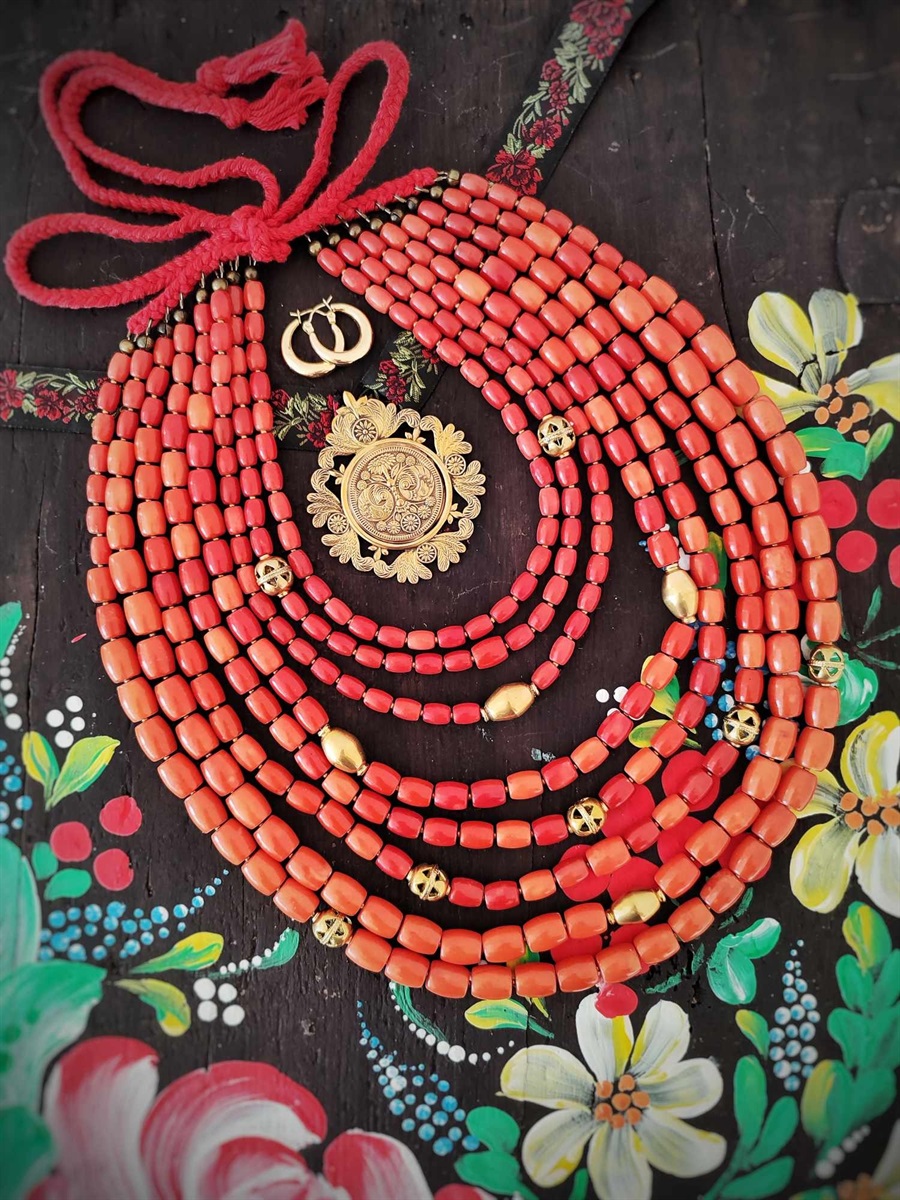 Намисто з натурального коралу з шипшинками з позолотою, дукач ажурний "дерево життя", сережки "кульчики"