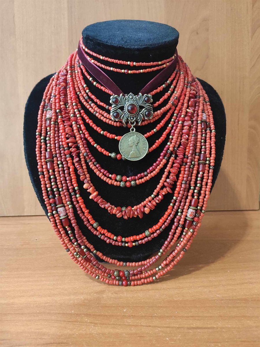 Бісерне намисто з колючими коралами, мідний дукач з бантом