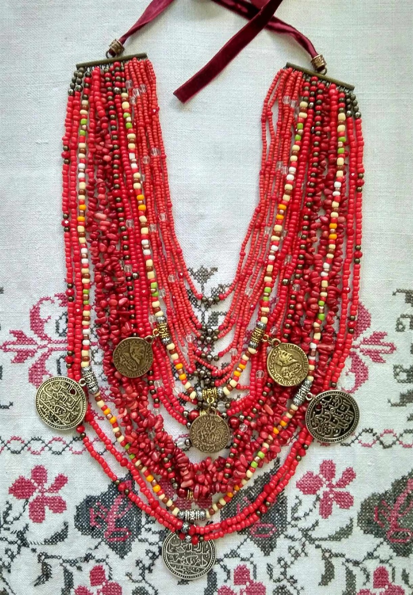 Бісерне намисто з колючими коралами та мідними і срібними дукатами