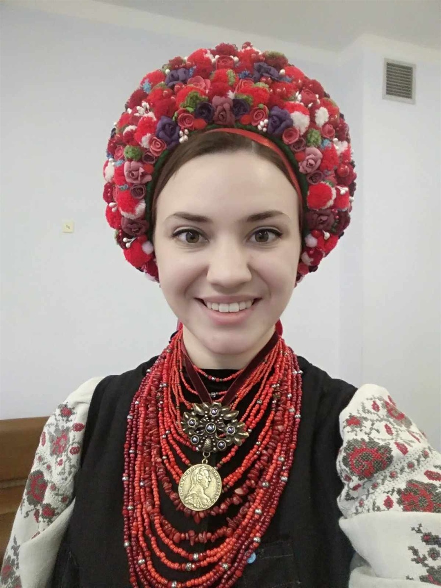 Майстриня Людмила Савченко в бісерному намисті з колючими коралами та "Вереміївським" мідним дукачем