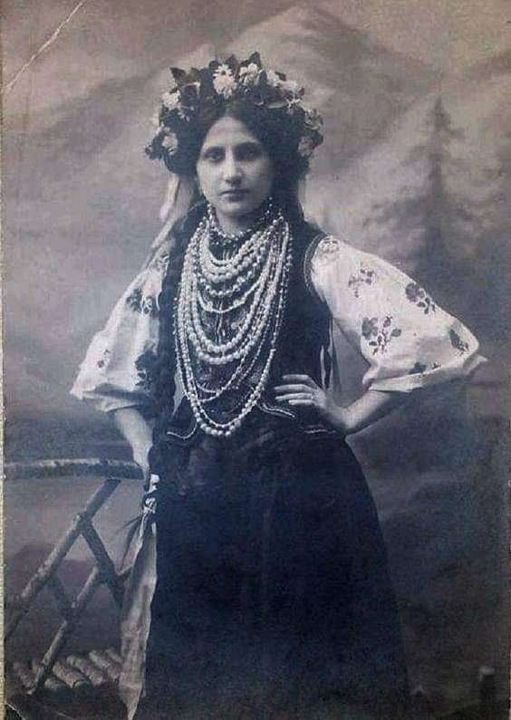 Випускниця Слов'янської жіночої гімназії.