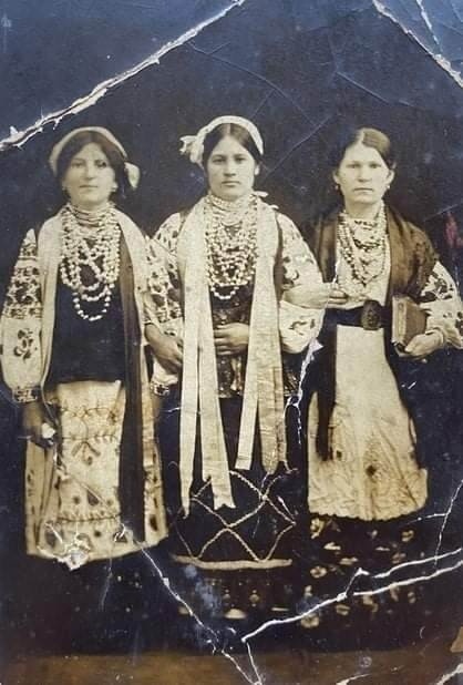 Дівчата у дутому скляному намисті "лускавки"