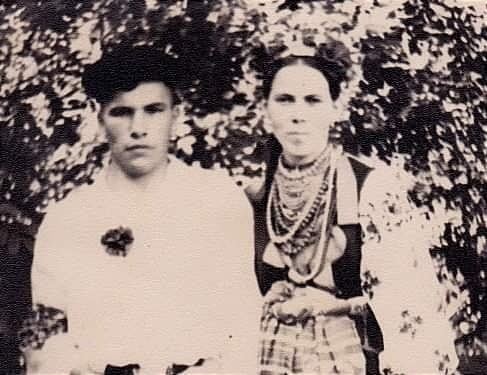 Наречена з села Малинівка Волноваського району має різноколірне намисто "дармовіси"