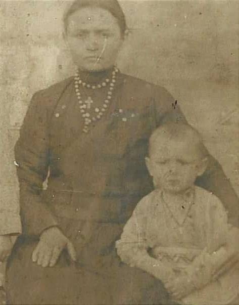 Мешканка Вільного у намисті баламути зі срібним хрестиком