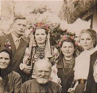 Наречена має дуте скляне намисто "Лускавки", а дружка — намисто з дрібних коралів