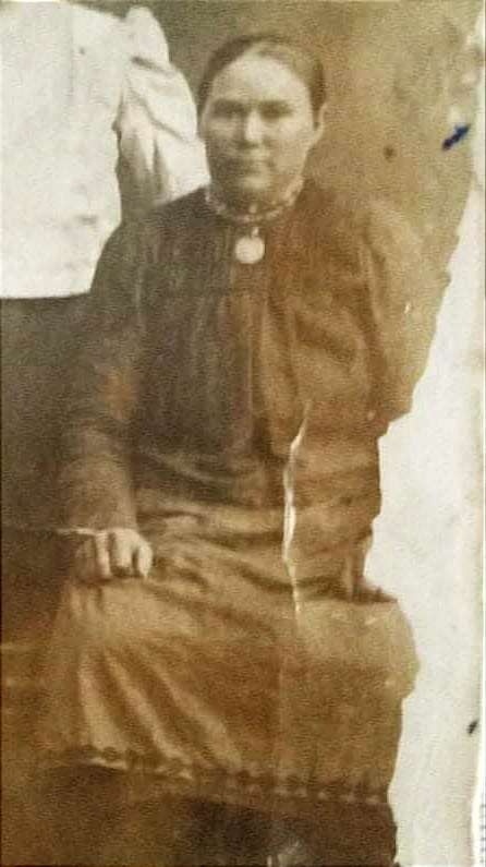 Архівне фото. Мешканка Волновахи. Жінка з бурштиновим намистом та дукачем