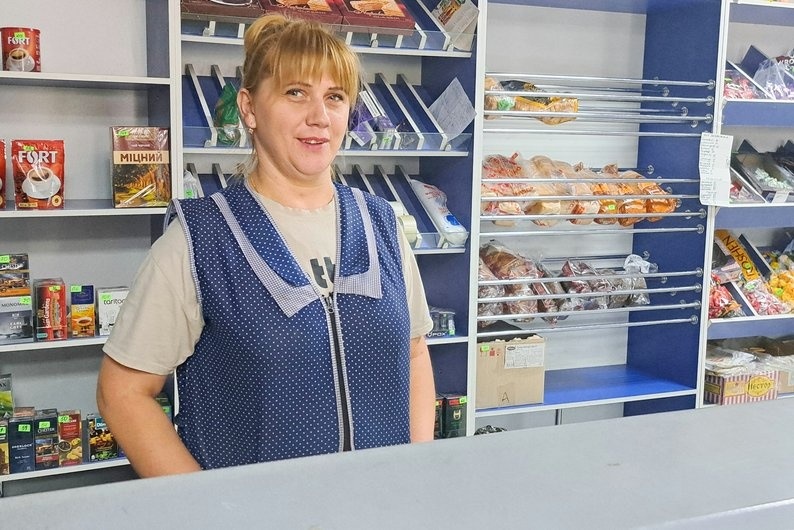 Продавчиня Ірина, Андріївка, Донецька область. Суспільне Донбас/Юлія Підгола