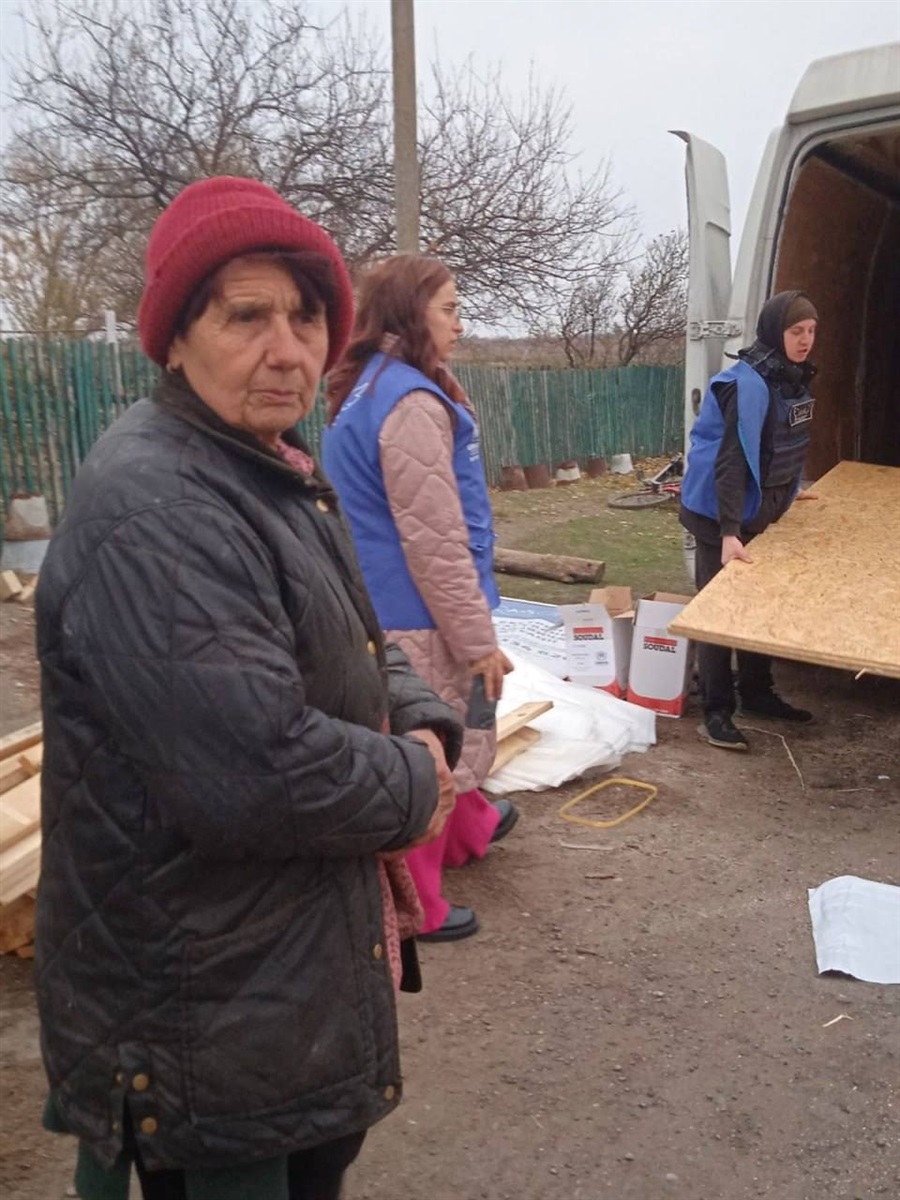 Мешканці Багатирського старостинського округу, оселі яких постраждали внаслідок обстрілів, отримали набори будівельних матеріалів від Благодійного фонду "Янголи Спасіння" та Агенства ООН у справах біженців (УВКБ ООН)