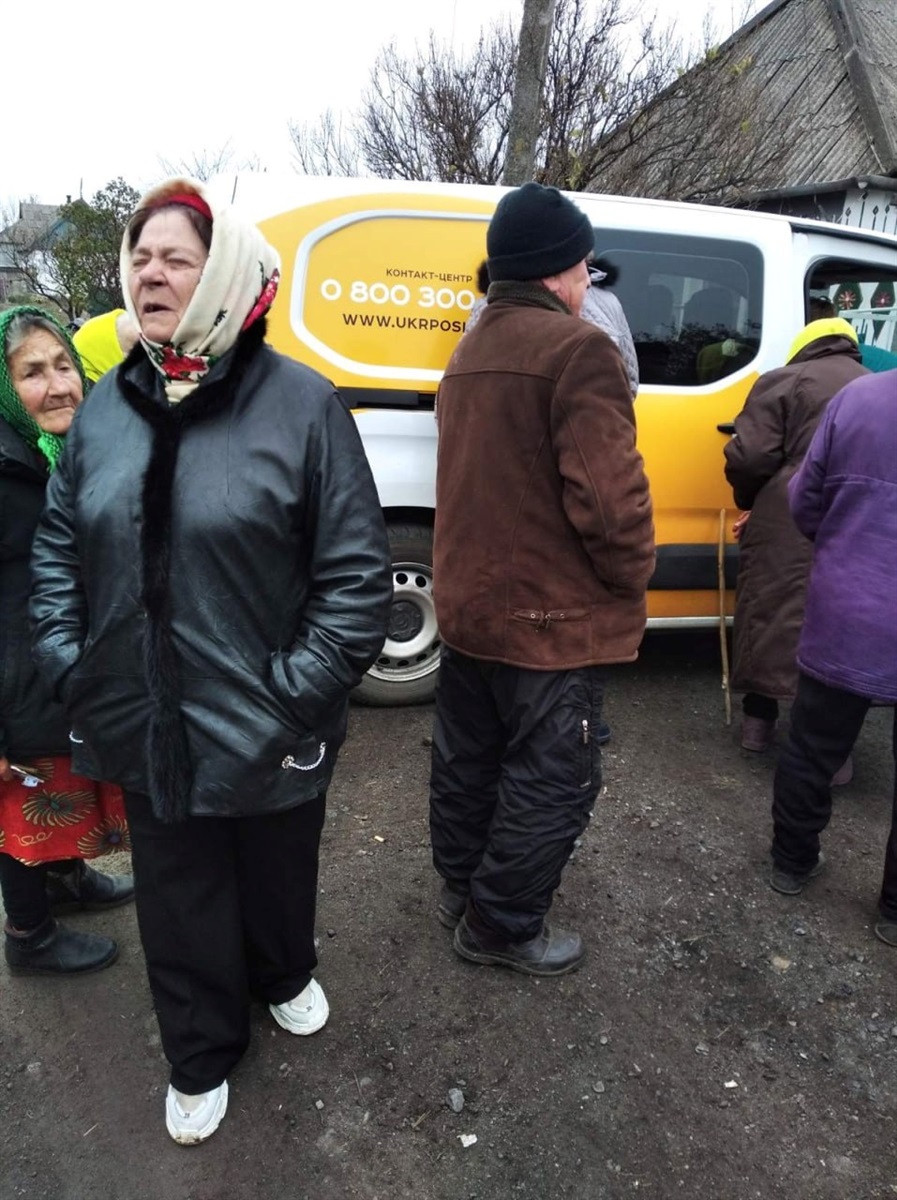 Мешканці Андріївського старостинського округу отримали свіжу пресу, пенсії та товари широкого вжитку, які їм привезли спеціалісти Донецької дирекції АТ «Укрпошта»