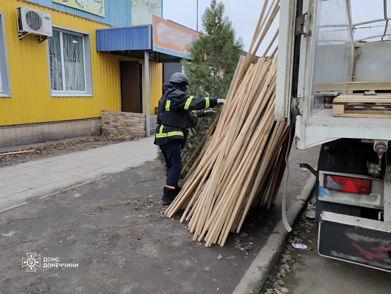 Рятувальник розвантажує будівельні матеріали для мешканців Волноваського району