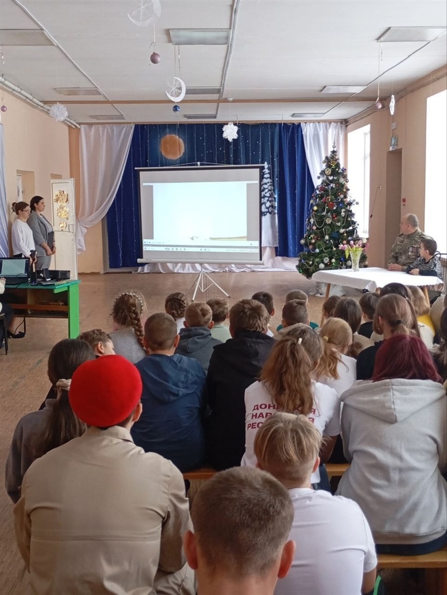 Окупант проводить урок патріотичного виховання у Валер'янівці