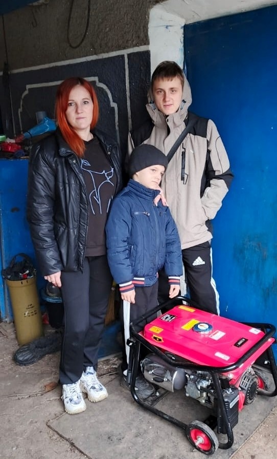 Родина пані Наталі зі своїм генератором