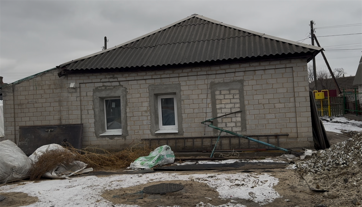 На території будівництва стоїть невеличкий будиночок