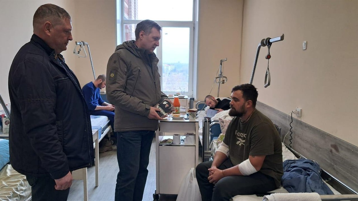 Волновасці підтримують захисників книгами
