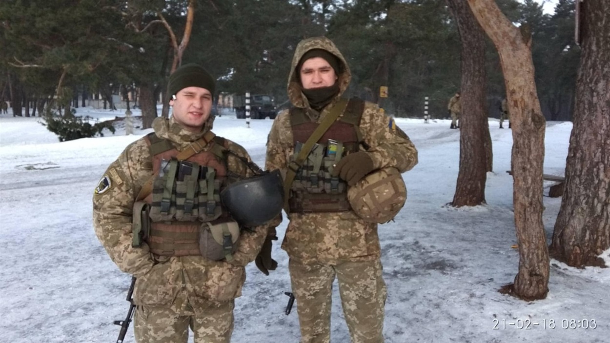 Rostislav Kucheriavenko with a fellow soldier 