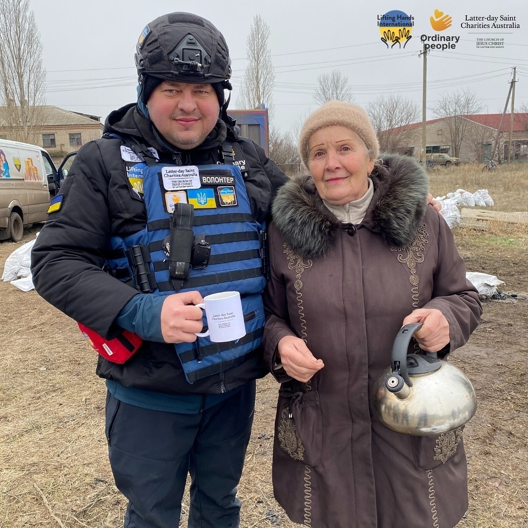 Oleh Yakovlev with a resident of Volnovakha district during another humanitarian mission