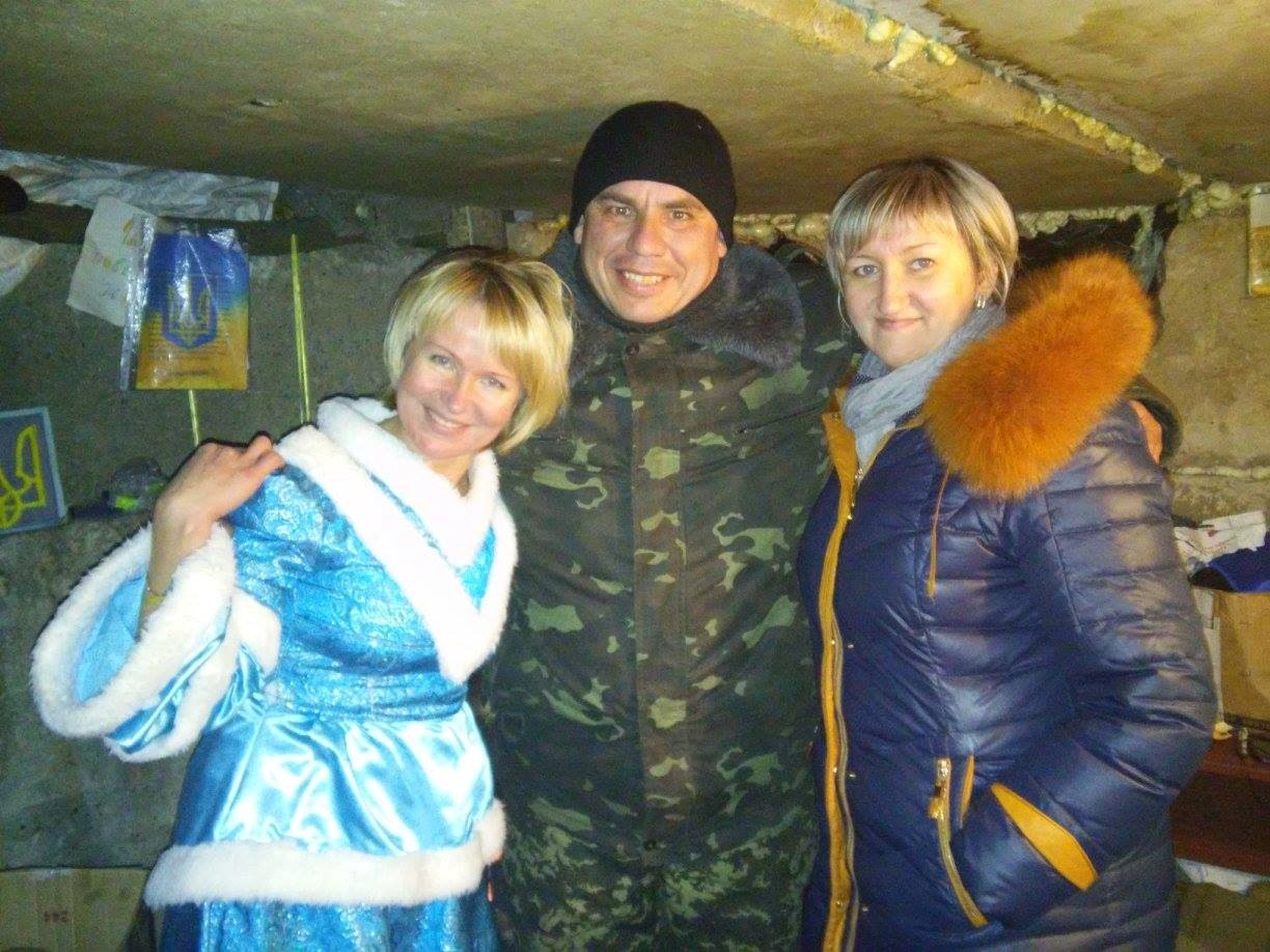 Mrs. Viktoria and Svitlana Kozakova with a Ukrainian soldier