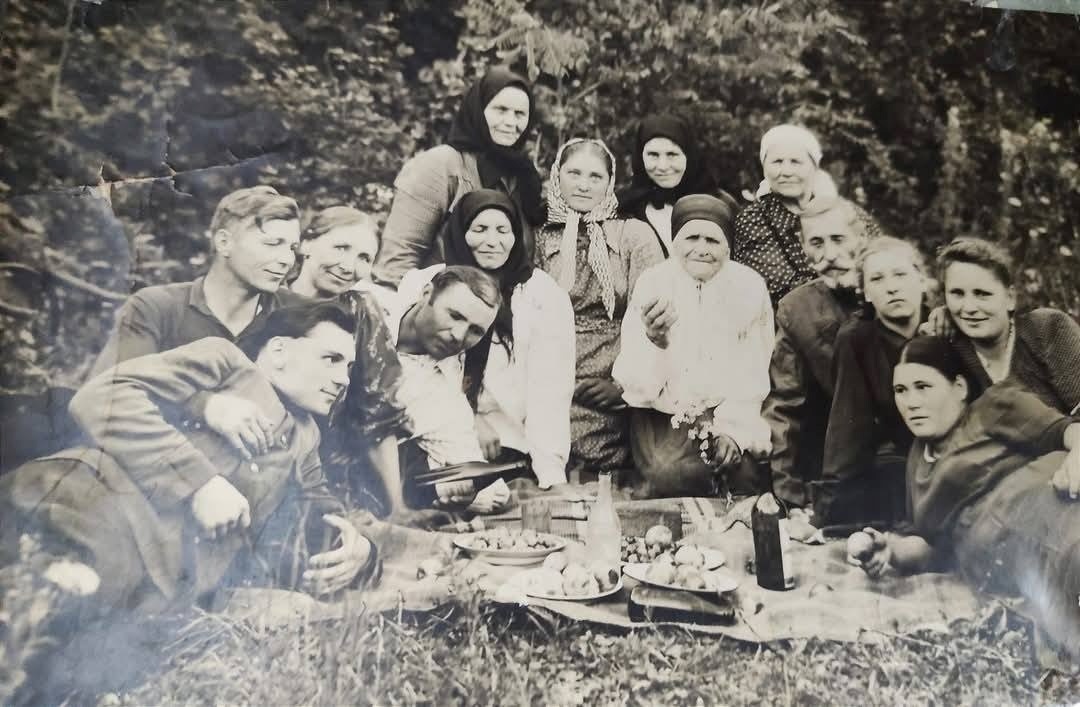 Архівне фото 1950-60 років. Поминальні дні у Волноваському районі