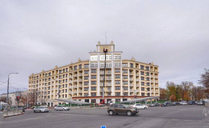 Оновлений будинок на місці зруйнованого Будинку з годинником у Маріуполі. Житло тут продають новоприбулим росіянам. Фото з маріупольських місцевих телеграм-каналів 
