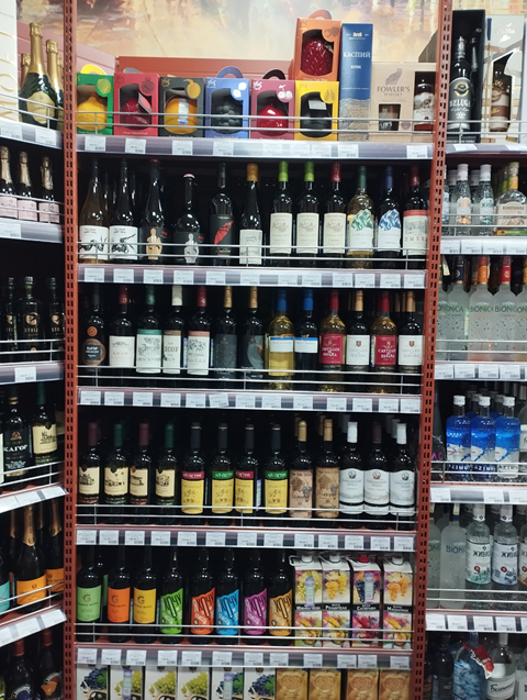 Вина в супермаркеті “Трамвай” місто Донецька / фото з росджерел