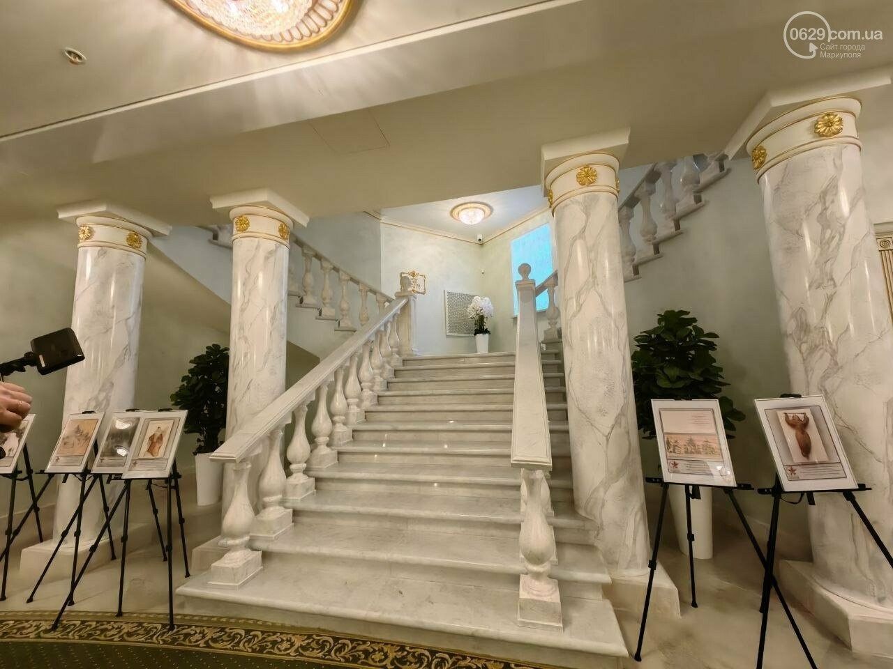 Окупанти урочисто відкрили драмтеатр, який знищили разом з людьми у Маріуполі: Відео