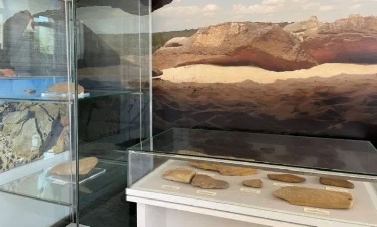 Перша виставка з вкраденими артефактами. Фото джерел окупантів
