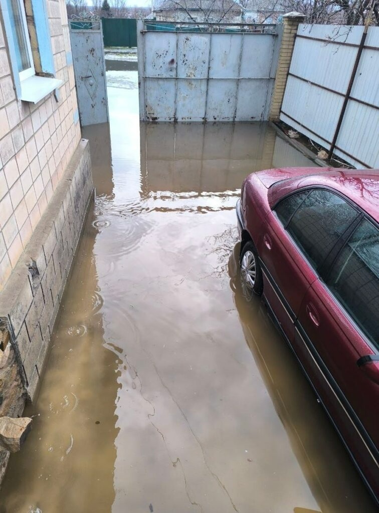 Луганськ після відлиги пішов під воду: двори й дороги підтопило, а окупанти називають це “Венецією”
