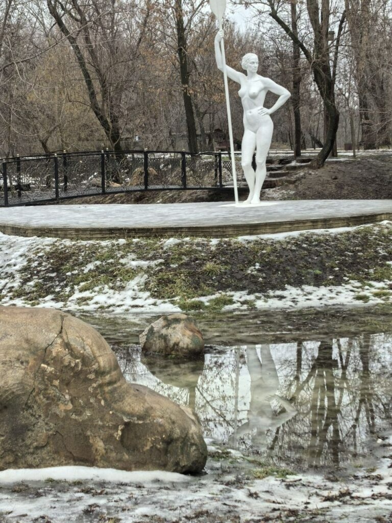 Луганськ після відлиги пішов під воду: двори й дороги підтопило, а окупанти називають це “Венецією”