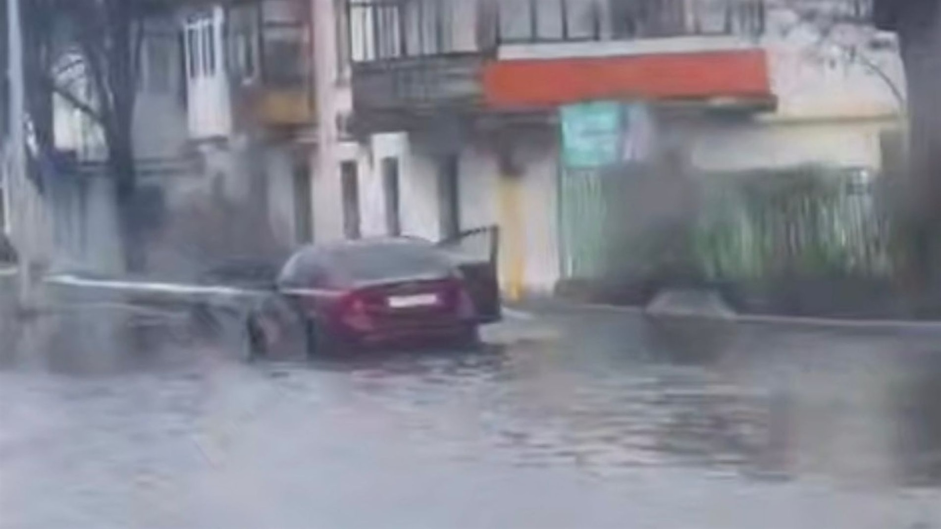 Луганськ після відлиги пішов під воду: двори й дороги підтопило, а окупанти називають це “Венецією”