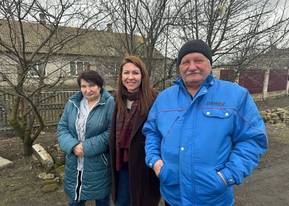 Керівник херсонської філії фонду “Захисники Вітчизни” відвідала рідних загиблого добровольця СВО у Новоолексіївці. Фото з окупаційних соцмереж
