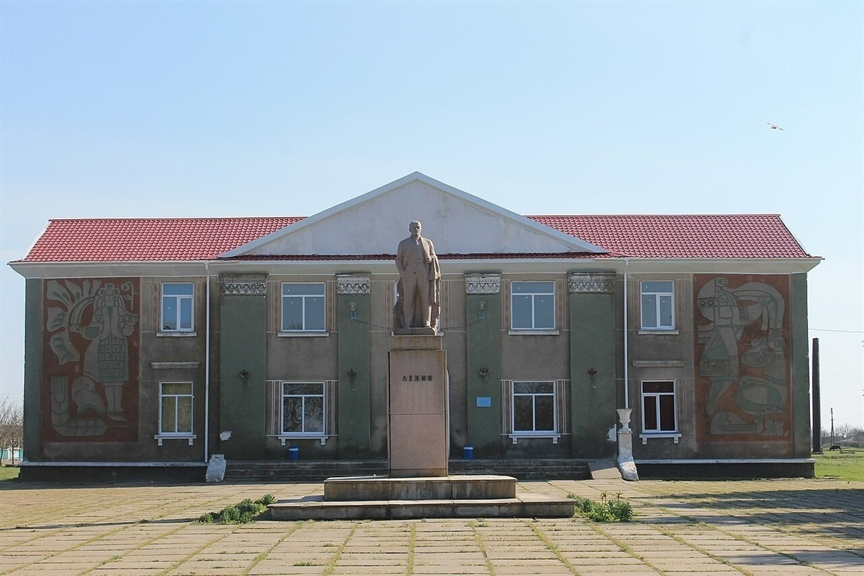 Свою радянську назву населений пункт Владіміро-Ільїнка отримав з нагоди 50-річчя Владіміра Лєніна
